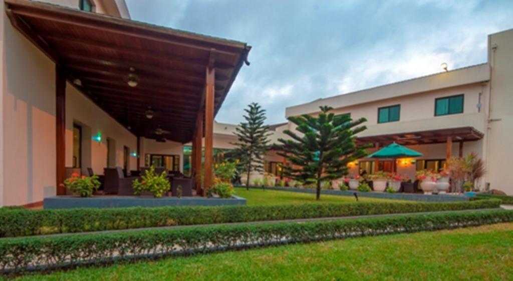 Fiesta Royale Hotel Accra Exterior photo